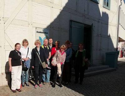 mehrere Personen der Landesgruppe Mecklenburg-Vorpommern stehen vor der Bibliothek in Stavenhagen