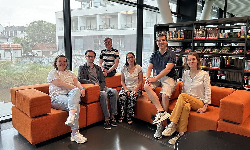 Gruppenfoto des Landesgruppenvorstandes BIB Hessen 2026 in einer Bibliothek